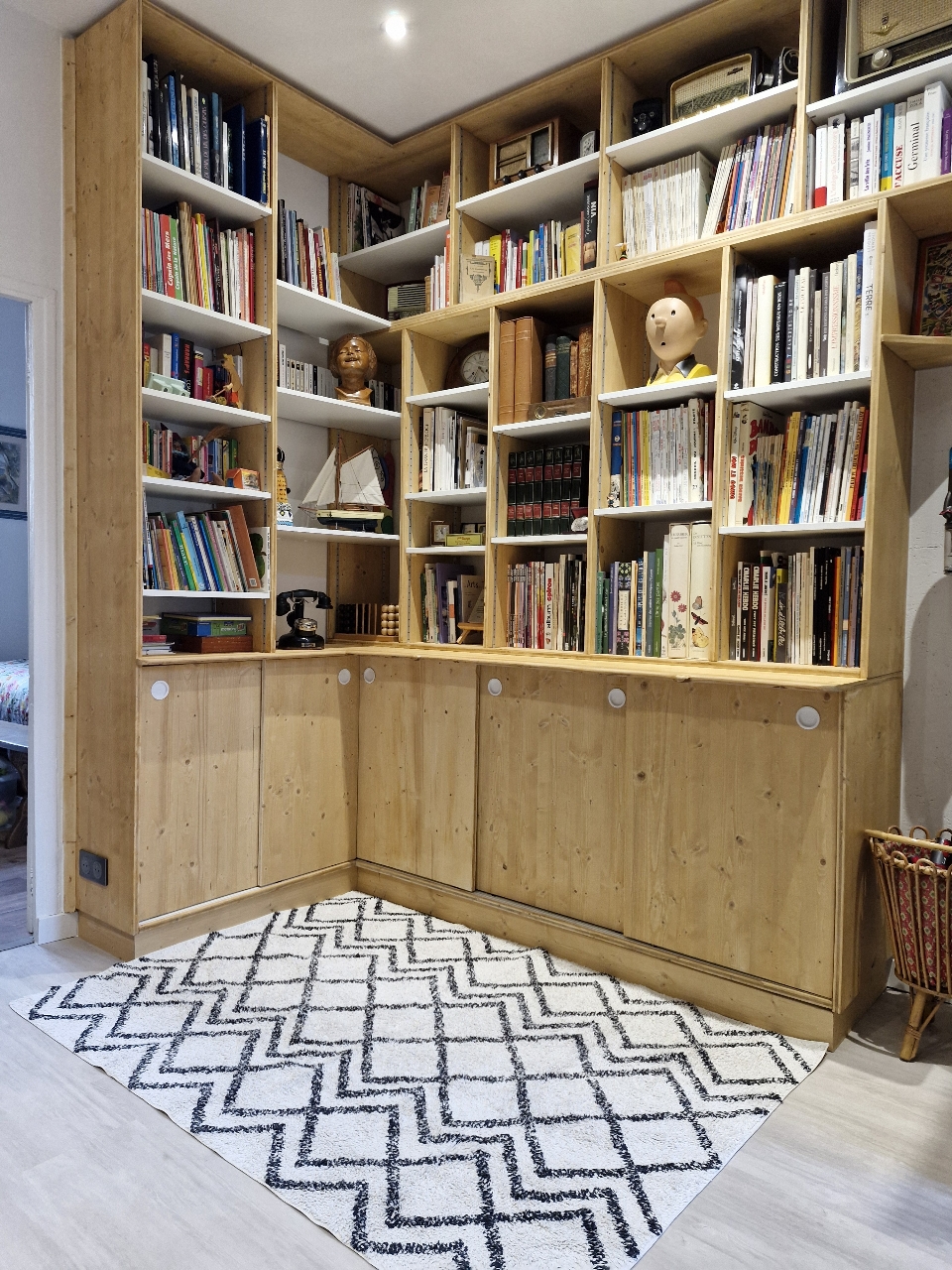 Bibliothèque sur-mesure en châtaignier