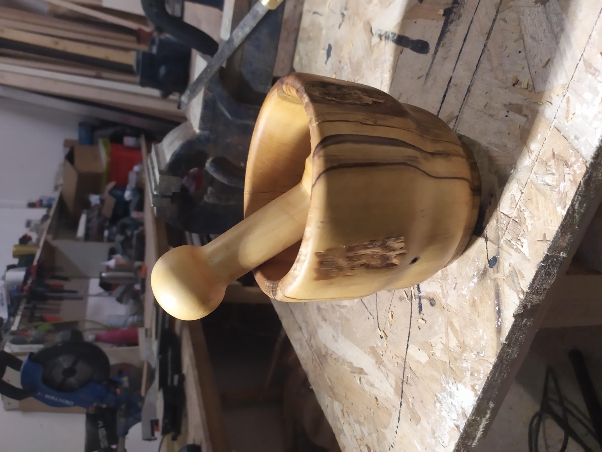 Pièce tournée en bois massif